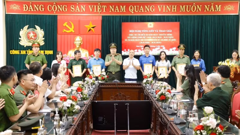 Lãnh đạo Công an tỉnh Nam Định trao giải cho các tác giả.