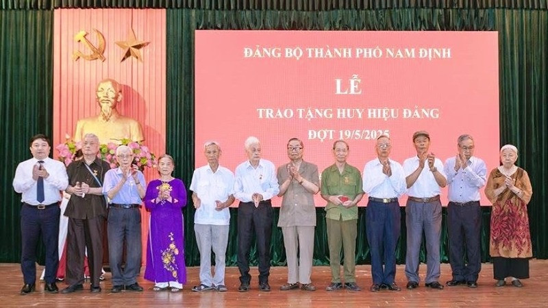 Thành ủy Nam Định trao tặng Huy hiệu Đảng cho các đảng viên dịp kỷ niệm 135 năm Ngày sinh Chủ tịch Hồ Chí Minh (19/5/1890-19/5/2025). (Ảnh: Thành ủy Nam Định)