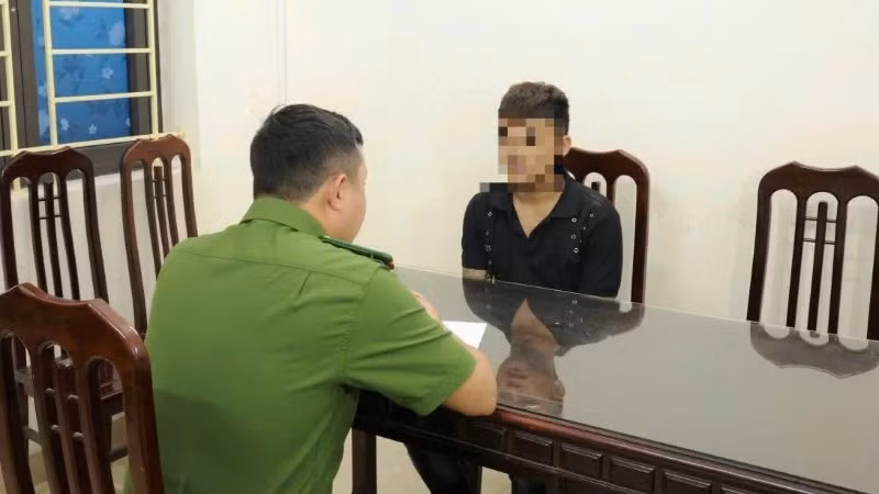 Cán bộ Phòng Cảnh sát hình sự Công an tỉnh Nam Định lấy lời khai của Trần Đình Hoàng. (Ảnh: Công an tỉnh Nam Định).