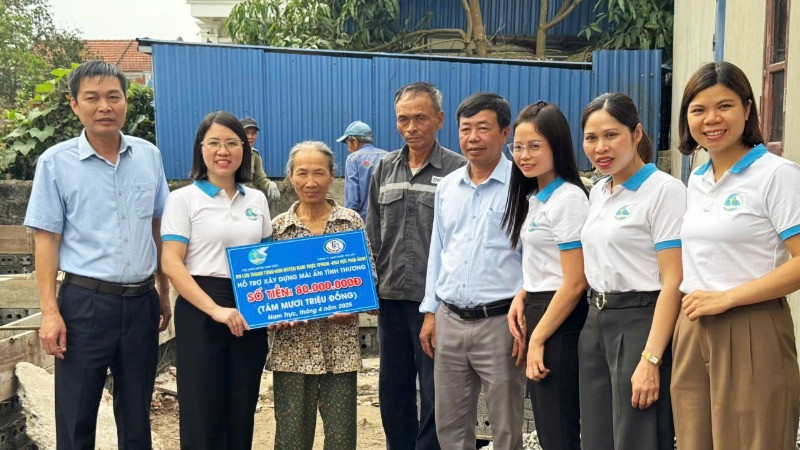 Hội Liên hiệp phụ nữ huyện Nam Trực (Nam Định) phối hợp nhà hảo tâm trao tiền hỗ trợ xây dựng mái ấm tình thương cho hộ phụ nữ có khó khăn về nhà ở. (Ảnh: Hội Liên hiệp phụ nữ tỉnh Nam Định)