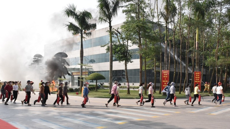 Lực lượng chữa cháy cơ sở tham gia diễn tập phòng cháy, chữa cháy do tỉnh Nam Định tổ chức năm 2024. (Ảnh: XUÂN TRƯỜNG)