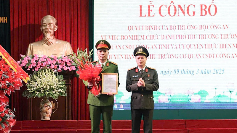Đại tá Nguyễn Hữu Mạnh, Giám đốc Công an tỉnh Nam Định trao quyết định của Bộ trưởng Công an bổ nhiệm Thượng tá Nguyễn Đức Tiến giữ chức danh Phó Thủ trưởng thường trực Cơ quan Cảnh sát điều tra Công an tỉnh Nam Định.