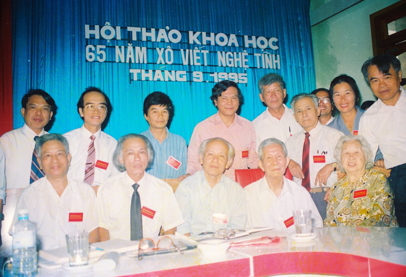 GS Đinh Xuân Lâm (người ngồi thứ ba, từ phải sang) cùng các nhà nghiên cứu tham dự Hội thảo khoa học 65 năm Xô Viết Nghệ Tĩnh, tháng 9/1995. Nguồn: Khoa Lịch sử-Trường đại học Khoa học Xã hội và Nhân văn, Đại học Quốc gia Hà Nội