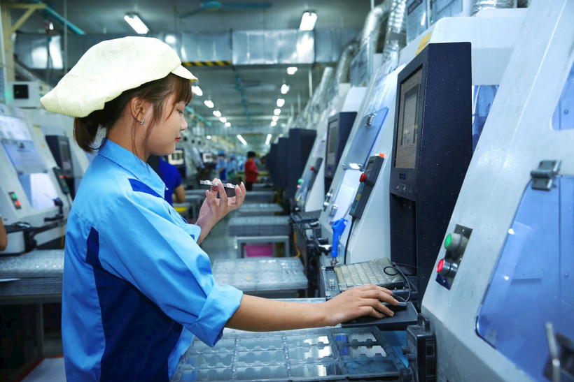 Các doanh nghiệp Việt Nam cần áp dụng công nghệ tiên tiến để vươn lên thứ bậc cao hơn trong chuỗi giá trị toàn cầu. Ảnh: TIÊN GIANG
