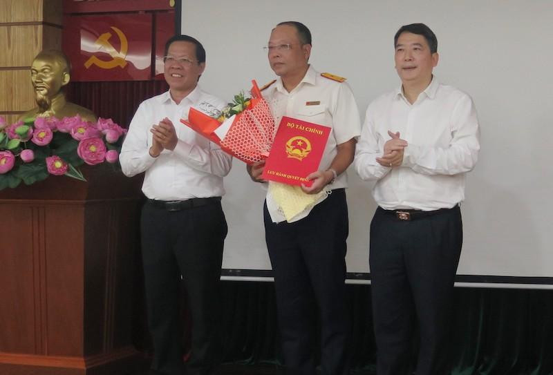 Lãnh đạo Thành phố Hồ Chí Minh và Bộ Tài chính trao Quyết định cho ông Vũ Xuân Bách.
