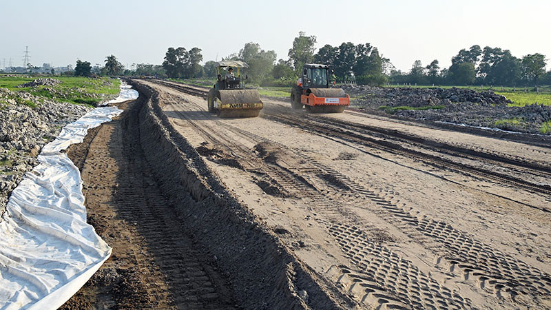 Nhà thầu Tổng công ty 319 thi công Dự án đường vành đai 4 - Vùng Thủ đô đoạn qua quận Hà Đông, Hà Nội. (Ảnh DUY LINH)