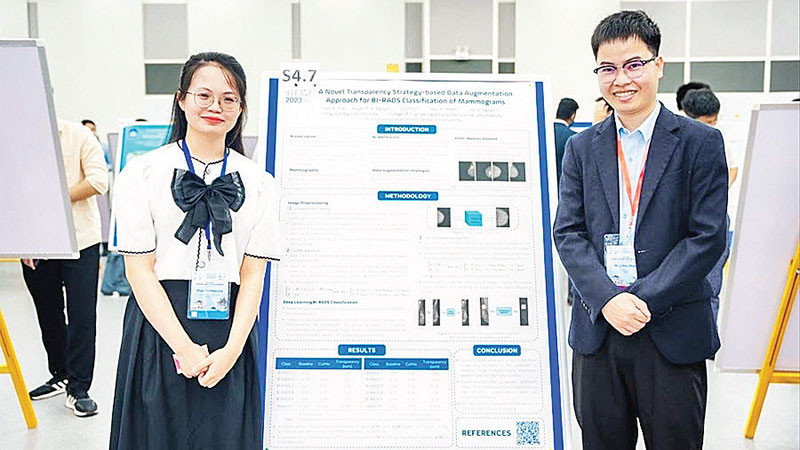TS Phạm Huy Hiệu (bên phải) và sinh viên tại Hội nghị IEEE Statistical Signal Processing Workshop tổ chức tại Trường đại học VinUni.