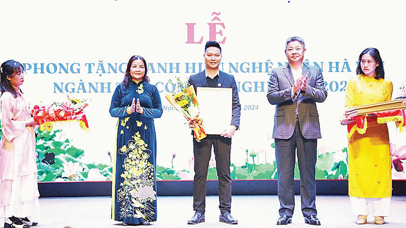 Lãnh đạo thành phố Hà Nội trao tặng danh hiệu Nghệ nhân Hà Nội cho các cá nhân được bầu chọn.