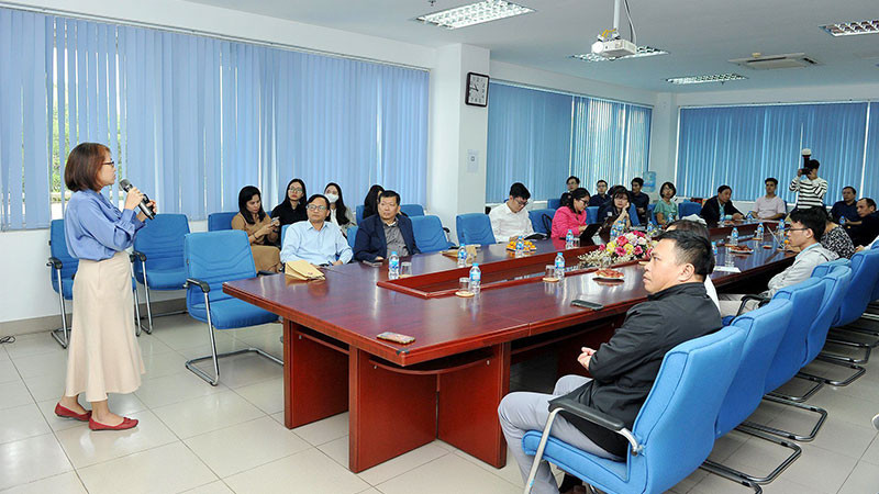 Các nhà đầu tư nghe thuyết trình của một nhóm nghiên cứu tại Khu Công nghệ cao Hòa Lạc. (Ảnh HÀ LINH)