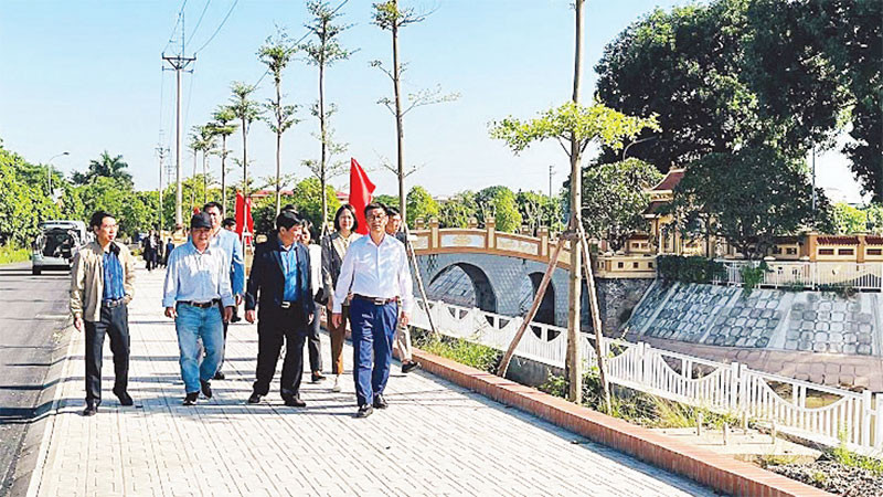 Đoàn thẩm định nông thôn mới thành phố kiểm tra kết quả nông thôn mới tại huyện Thanh Trì. (Ảnh TRI THÀNH)