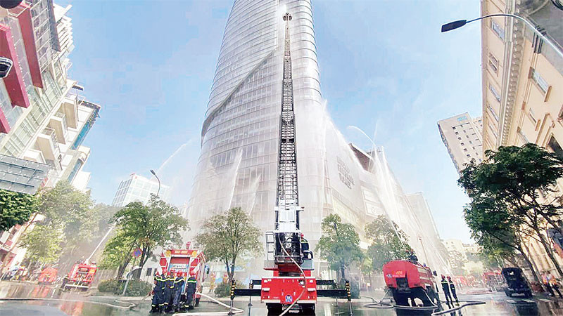 Diễn tập chữa cháy tại tòa nhà Bitexco Financial Tower (Quận 1).