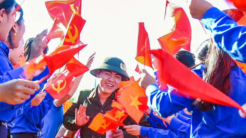 Thanh niên phấn khởi lên đường nhập ngũ. (Ảnh LÒ VĂN HỢP)