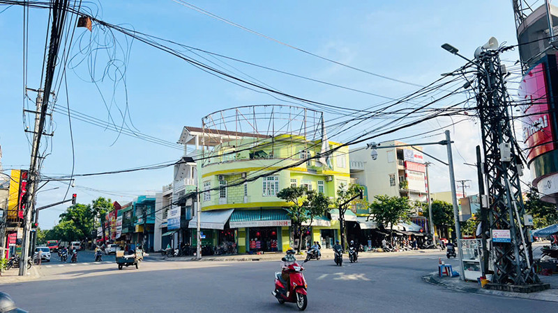 Dây điện, cáp viễn thông chằng chịt ở thành phố Tam Kỳ.