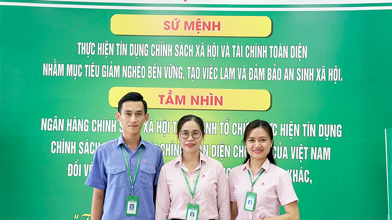 Các cán bộ, nhân viên Phòng Giao dịch Ngân hàng Chính sách xã huyện huyện Vĩnh Linh trực tiếp giúp bà H. thoát khỏi lừa đảo.