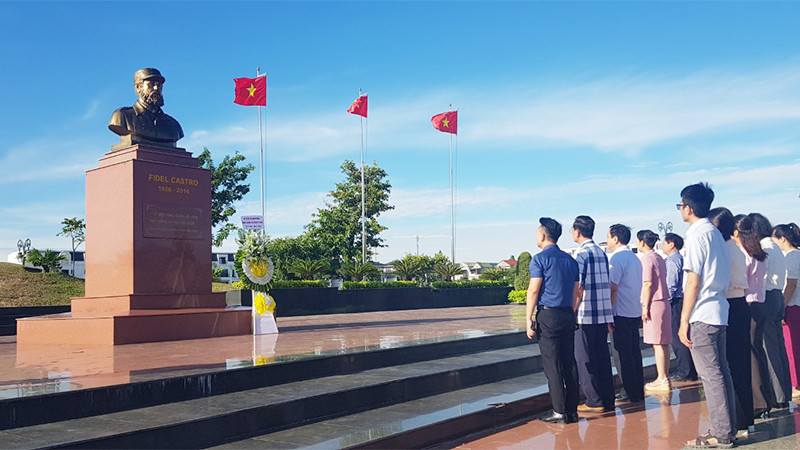Trước tượng đài Fidel Castro, các đại biểu đã dâng hoa và dành phút mặc niệm tưởng nhớ các chiến sĩ cách mạng hy sinh trong cuộc tấn công pháo đài Moncada - Cuba.