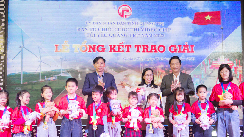 Phó Chủ tịch Ủy ban nhân dân tỉnh Quảng Trị Hoàng Nam (bên phải) và Giám đốc Sở Văn hóa, Thể thao và Du lịch Lê Minh Tuấn trao giải A cho nhóm tác giả Câu lạc bộ Học qua chơi-LLC với video clip “Trải nghiệm làng nghề làm nón Trà Lộc”.