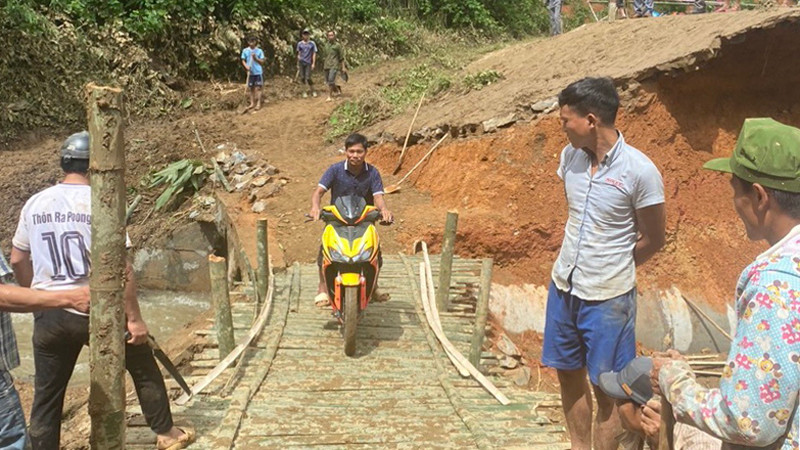 Giao thông qua đoạn sạt lở trên được khắc phục tạm thời.