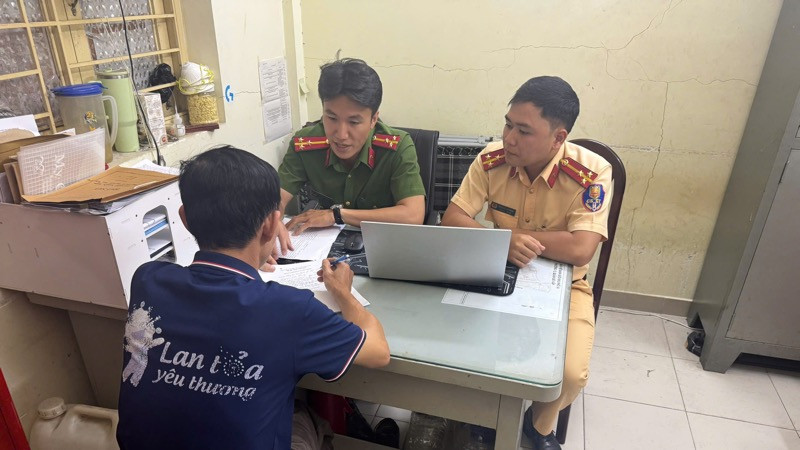 Cơ quan chức năng làm việc với người có liên quan.