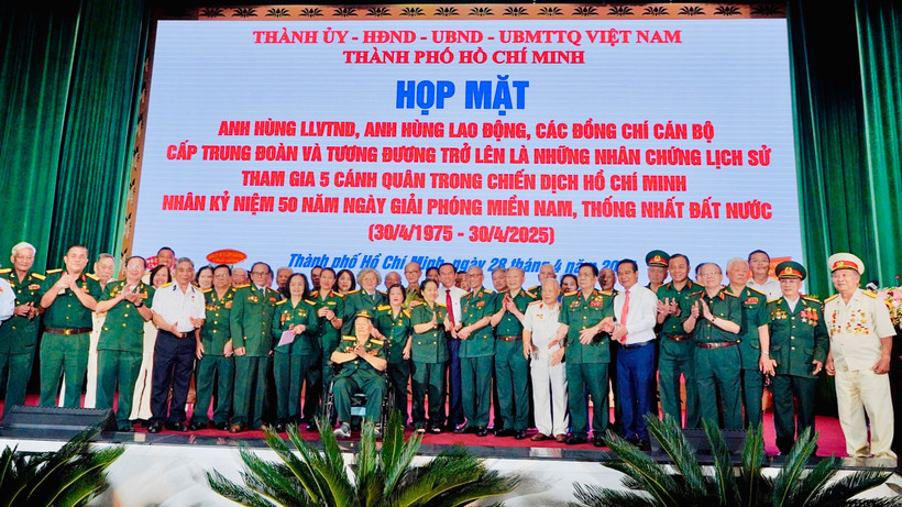 Lãnh đạo Thành ủy Thành phố Hồ Chí Minh chụp ảnh lưu niệm cùng các nhân chứng 5 cánh quân tham gia Chiến dịch Hồ Chí Minh.
