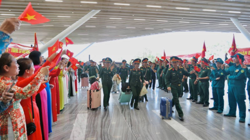 Người dân Thành phố Hồ Chí Minh chào tạm biệt các đoàn tham gia diễu binh, diễu hành trong Đại lễ 30/4.