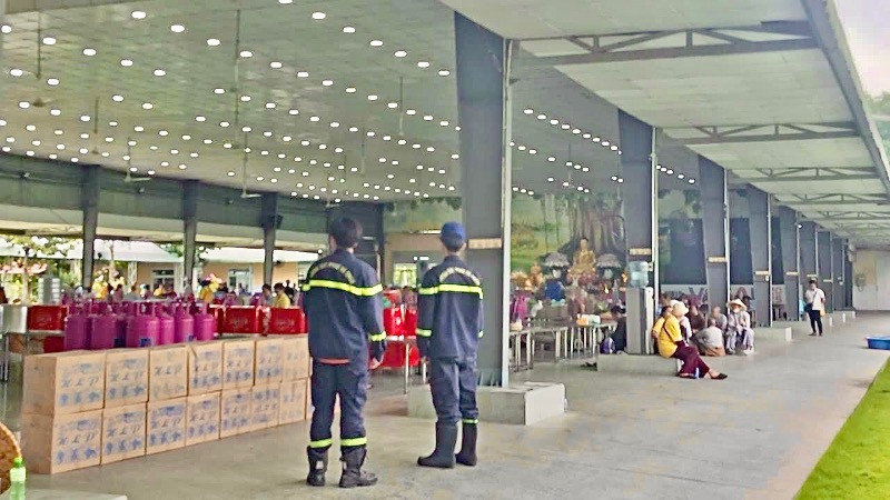 Lính cứu hỏa túc trực bảo đảm an toàn cháy nổ tại Đại lễ Vesak 2025.