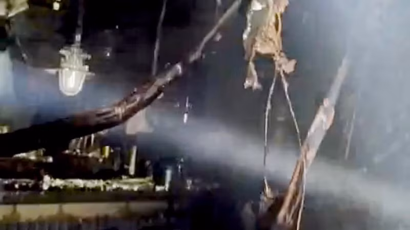 Đám cháy thiêu rụi nhiều vật dụng bên trong khách sạn.