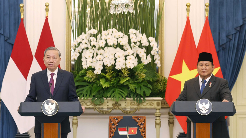 Tổng Bí thư Tô Lâm và Tổng thống Indonesia Prabowo Subianto phát biểu trước báo chí, tuyên bố nâng cấp quan hệ Việt Nam-Indonesia lên Đối tác chiến lược toàn diện. Ảnh: TTXVN 