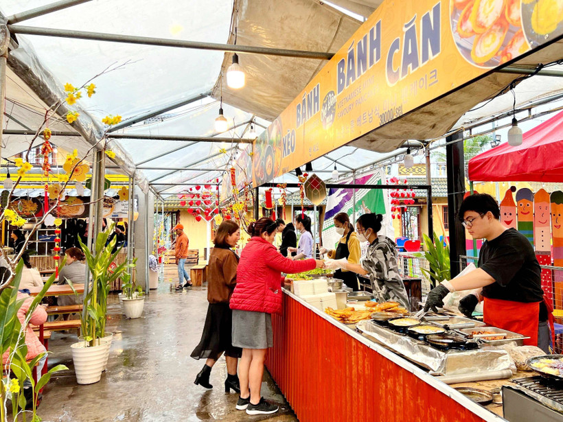 Khách du lịch trải nghiệm tại khu ẩm thực Helio (Đà Nẵng) trong dịp Tết Nguyên đán Quý Mão 2023.