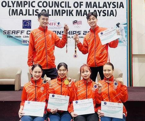 Các kiếm thủ Việt Nam nhận HCV vô địch Đông Nam Á 2023. (Ảnh TUẤN ANH)