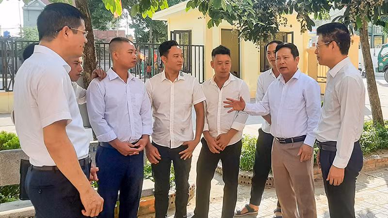 Lãnh đạo Ban Tổ chức Tỉnh ủy Nghệ An và Thị ủy Hoàng Mai trò chuyện với các đảng viên Chi bộ Hội nghề cá Quỳnh Lập. (Ảnh: THÀNH CƯỜNG)