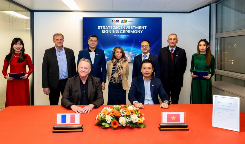 Lễ ký kết giữa hai bên diễn ra tại Paris, Pháp với sự tham gia của CEO FPT Software (Công ty thành viên của FPT) Phạm Minh Tuấn và CEO AOSIS Pascal Janot (hàng hai bên trái).