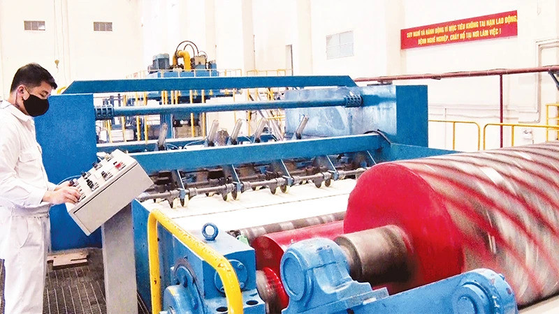 Lao động tham gia sản xuất giấy xuất khẩu ở Nhà máy giấy và bột giấy An Hòa, Tuyên Quang. (Ảnh HẢI CHUNG)