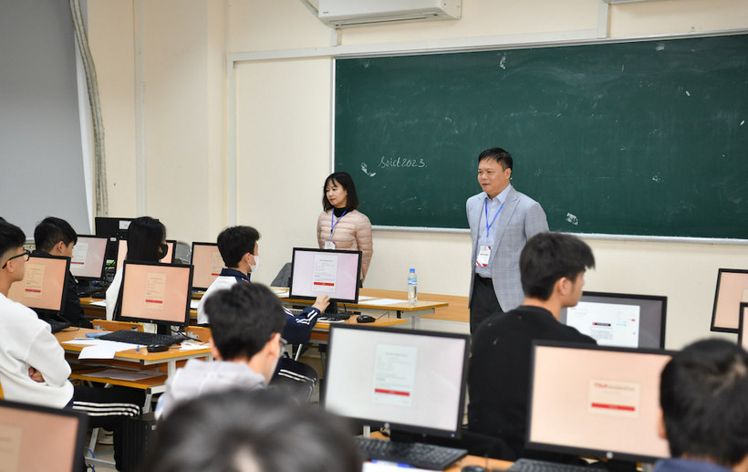 Phó Giám đốc Đại học Bách khoa Hà Nội Nguyễn Phong Điền và thí sinh tham dự Đánh giá tư duy đợt 1 (Ảnh: HUST)
