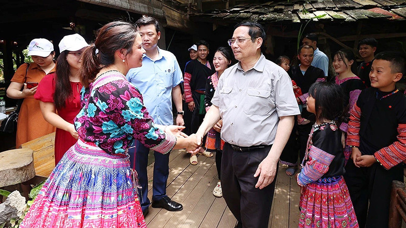 Ủy viên Bộ Chính trị, Thủ tướng Chính phủ Phạm Minh Chính thăm mô hình du lịch văn hoá cộng đồng tại xã Vân Hồ, huyện Vân Hồ, tỉnh Lai Châu. (Nguồn: vietnamplus.vn)