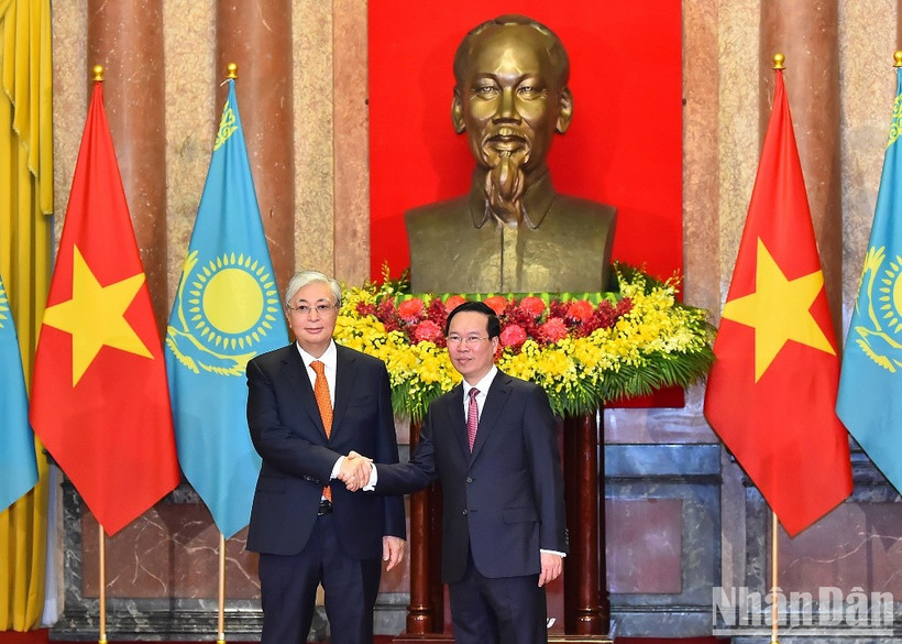 Chủ tịch nước Võ Văn Thưởng đón, hội đàm với Tổng thống Cộng hòa Kazakhstan Kassym-Jomart Tokayev (Ảnh: THỦY NGUYÊN) 