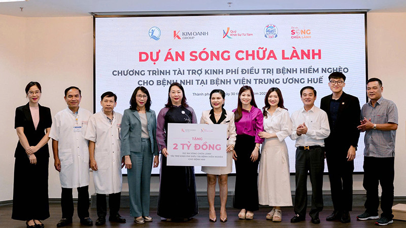 Lãnh đạo Quỹ Bảo trợ trẻ em Việt Nam và Quỹ Khởi sự từ tâm trao tượng trưng 2 tỷ đồng hỗ trợ Khoa Nhi, Bệnh viện Trung ương Huế. (Ảnh NFVC)