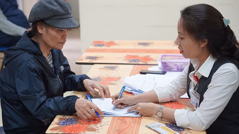 Chi trả lương hưu, trợ cấp bảo hiểm xã hội tháng 1,2/2024 bằng tiền mặt tại Hà Nội. (Ảnh minh họa: nhandan.vn)