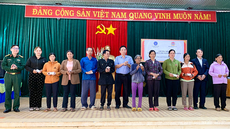Hơn 320 thẻ bảo hiểm y tế tặng đồng bào dân tộc thiểu số ở Gia Lai