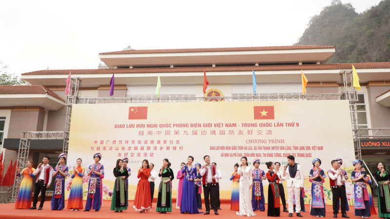 Tiết mục văn nghệ tập thể trong khuôn khổ chương trình.
