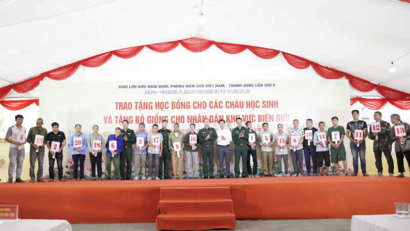Lãnh đạo Bộ Tư lệnh Bộ đội Biên phòng, lãnh đạo Bộ Chỉ huy Bộ đội Biên phòng Lạng Sơn và lãnh đạo huyện Cao Lộc tặng bò giống cho các hộ dân có hoàn cảnh khó khăn nơi biên giới.