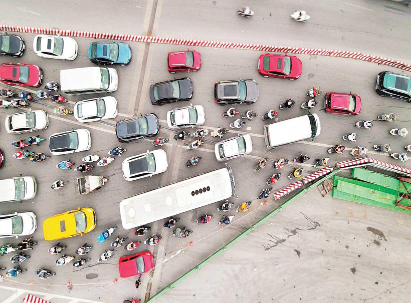 Rào chắn thi công cầu Vĩnh Tuy 2 thu hẹp lòng đường khiến hàng nghìn phương tiện ùn ứ kéo dài vào giờ cao điểm. Ảnh | NGUYỄN BẮC