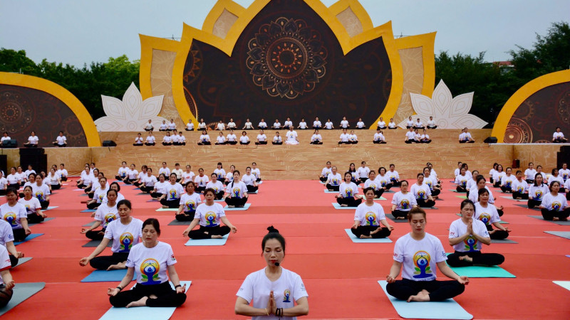 Màn đồng diễn Yoga với sự tham gia của hơn 300 người tại Ngày hội. (Ảnh: QUỐC ĐẠT)