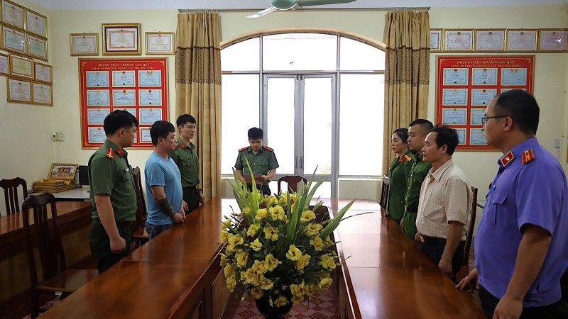 Cơ quan điều tra Công an tỉnh Lạng Sơn ra Lệnh giữ người trong trường hợp khẩn cấp đối với đối tượng Lê Việt Hùng về hành vi Cưỡng đoạt tài sản. (Ảnh do Công an tỉnh Lạng Sơn cung cấp) 