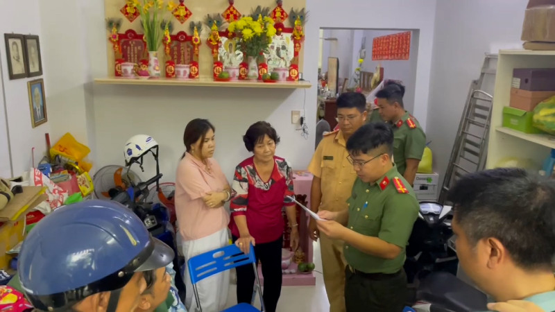 Lực lượng Công an đọc quyết định bắt giữ các đối tượng trong vụ án. (Ảnh: Công an tỉnh Lạng Sơn) 