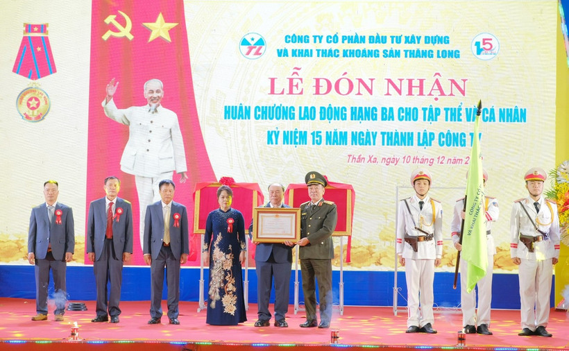 Thừa ủy quyền của Chủ tịch nước, Thứ trưởng Công an Trần Quốc Tỏ trao Huân chương Lao động hạng Ba tặng Công ty.