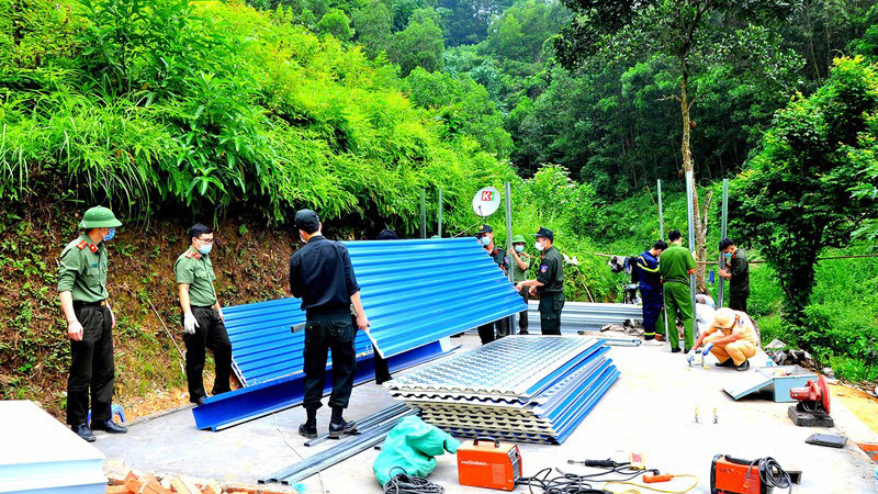 Cán bộ Công an tỉnh Tuyên Quang giúp làm nhà cho hộ nghèo. (Ảnh: Hải Chung)