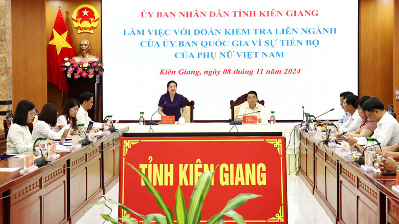 Thứ trưởng Lao động-Thương binh và Xã hội Nguyễn Thị Hà phát biểu tại buổi làm việc.
