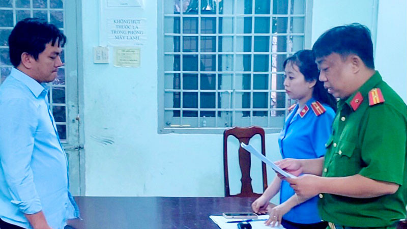 Cơ quan chức năng huyện Kiên Hải, tỉnh Kiên Giang tống đạt quyết định khởi tố vụ án, quyết định khởi tố bị can, lệnh cấm đi khỏi nơi cư trú đối với Nguyễn Thanh Liêm. 