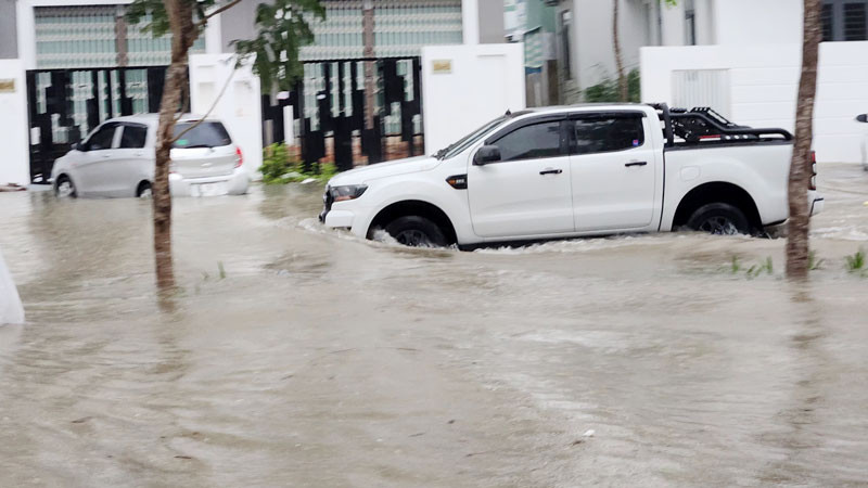 Nhiều tuyến đường ở thành phố Rạch Giá bị ngập sâu. 