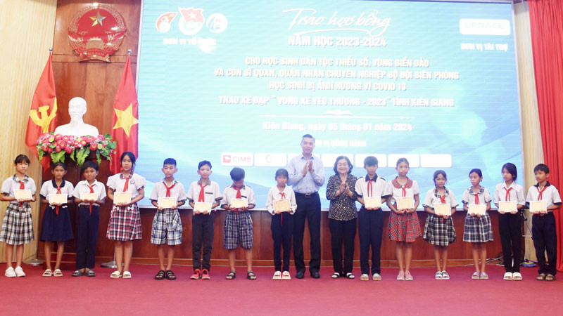 Nguyên Phó Chủ tịch nước Trương Mỹ Hoa và lãnh đạo tỉnh Kiên Giang trao học bổng Vừ A Dính cho học sinh dân tộc thiểu số có hoàn cảnh khó khăn trên địa bàn tỉnh Kiên Giang